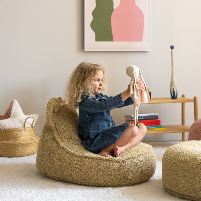 Vista lateral Puf infantil de borreguillo Osito Verde habitación infantil niña jugando Wigiwama Slowdeco