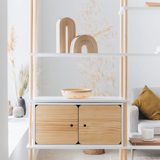 Vista frontal Módulo de Almacenaje Liure lacado blanco y puertas madera pino natural en estantería Liure comedor salón Slowdeco