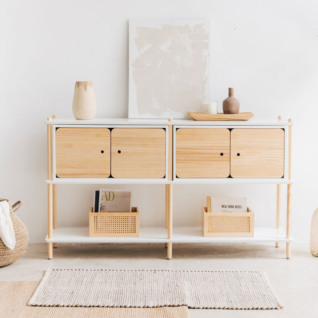 Vista frontal Módulos de Almacenaje Liure lacados blanco y puertas madera pino natural en estantería Liure entrada pasillo recibidor Slowdeco