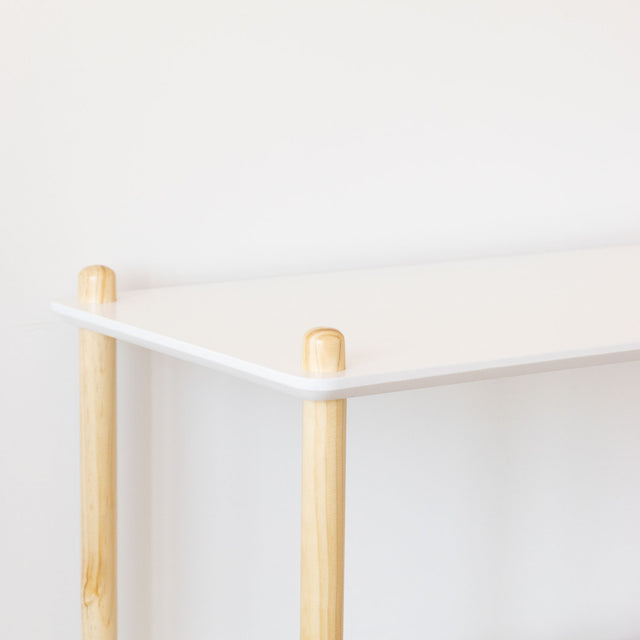 Vista detalle Estantería Liure 154 cm 4 baldas lacadas blancas 18 barras montantes madera pino natural Slowdeco