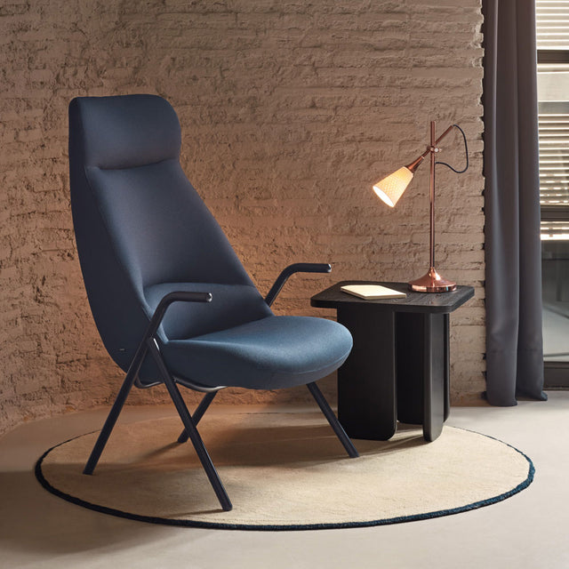 Vista lateral butaca Dins Alta Tapizado Azul Oscuro Estructura metálica negra comedor salón Teulat Slowdeco