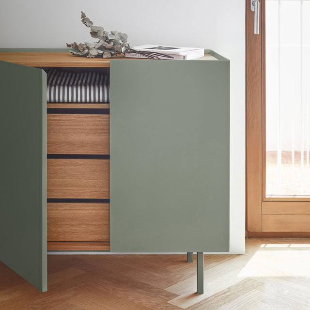 Aparador Arista 110 cm verde en comedor y puerta abierta Slowdeco