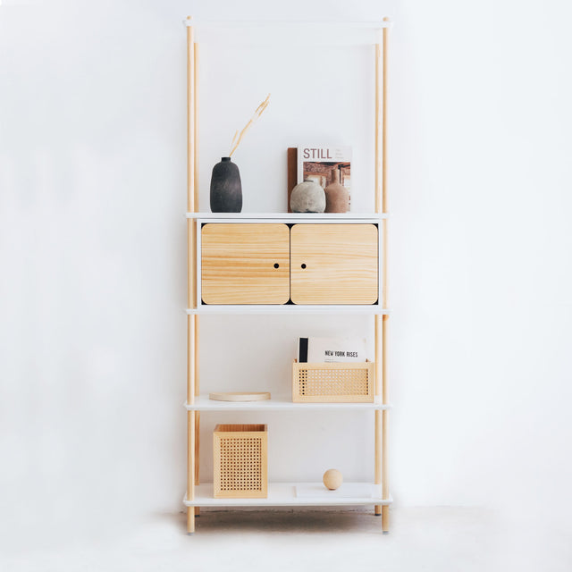 Vista frontal Estantería Liure 80 cm Personaliza 5 baldas lacadas blancas 13 barras montantes madera pino natural y módulo de almacenaje Liure Slowdeco